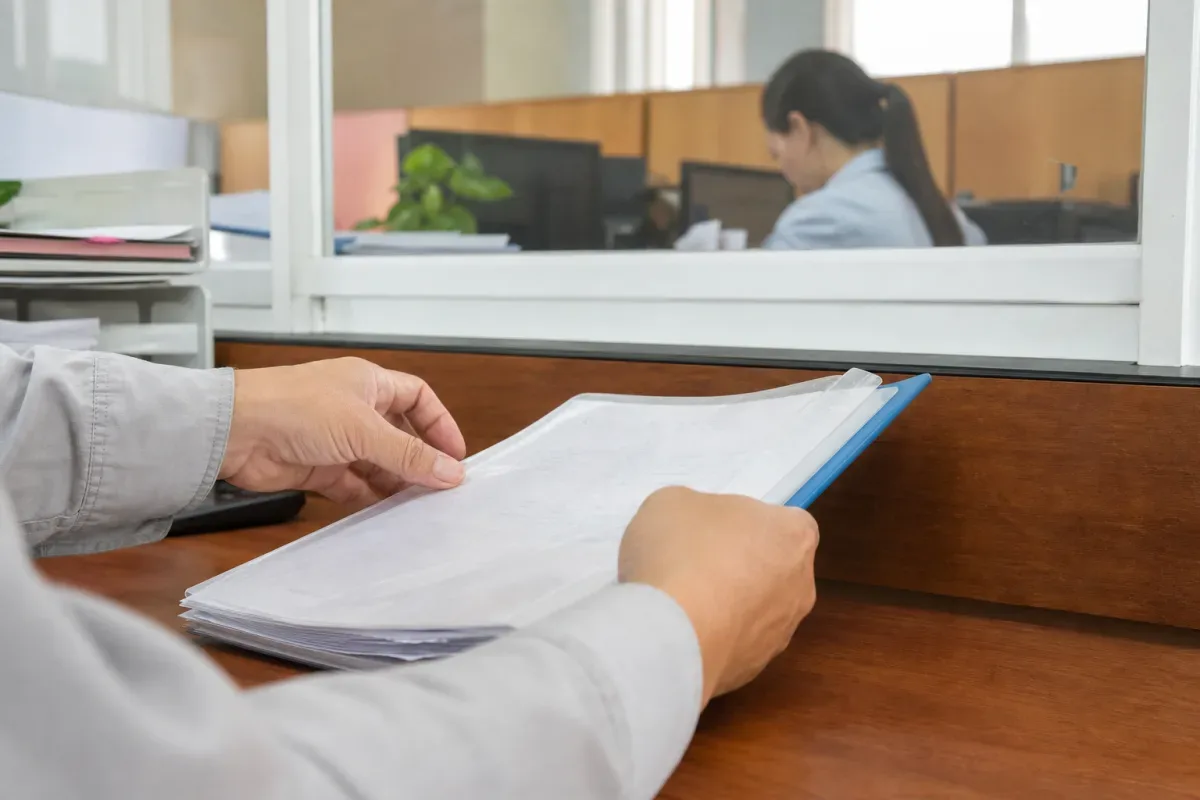 Người dân nộp hồ sơ đất tại điểm tiếp nhận hành chính cấp xã
