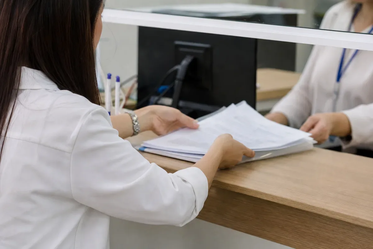 Người dân nộp hồ sơ yêu cầu dữ liệu đất đai tại quầy tiếp nhận
