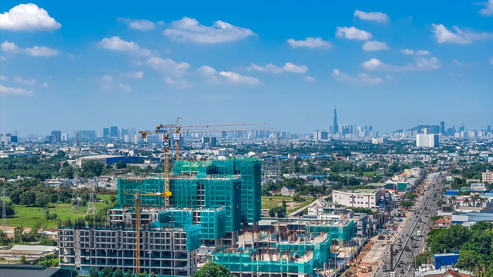 Hai bộ tài liệu dự án đặt cạnh nhau trên bàn họp, một bên ghi phường Bình Hòa, bên kia ghi phường Thuận Giao, ở giữa là bản đồ giấy khu vực Thuận An cũ với các ranh giới phường được tô màu khác nhau, một chuyên viên đang dùng thước và bút chì đối chiếu vị trí thực tế, bối cảnh phòng họp nhỏ, ánh sáng trung tính, cảm giác kiểm chứng thông tin địa chỉ một cách độc lập