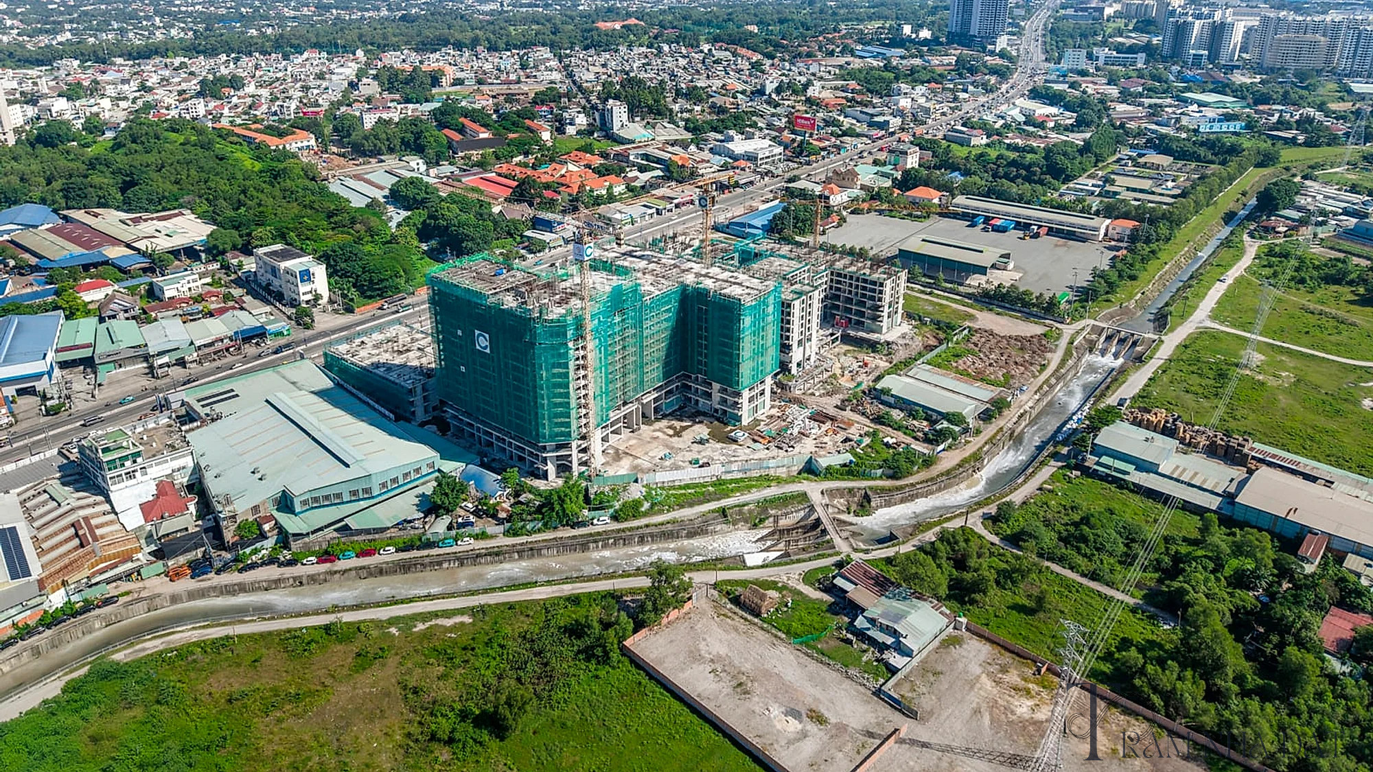 Ba khối tháp La Pura còn phủ lưới công trình và cần cẩu, nhìn từ trên cao phía Quốc lộ 13
