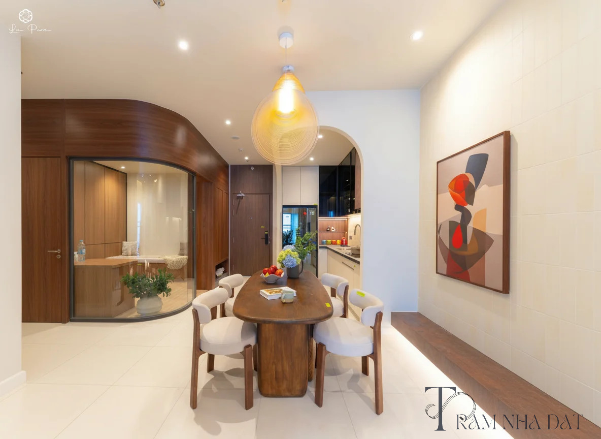 Cận cảnh một bộ hồ sơ mua bán căn hộ đặt trên bàn gỗ, bên cạnh là kính đọc, bút đánh dấu, bản sao giấy phép xây dựng và một người mua đang trao đổi với luật sư trong văn phòng sáng sủa, không khí làm việc cẩn trọng, tập trung vào tài liệu pháp lý bất động sản