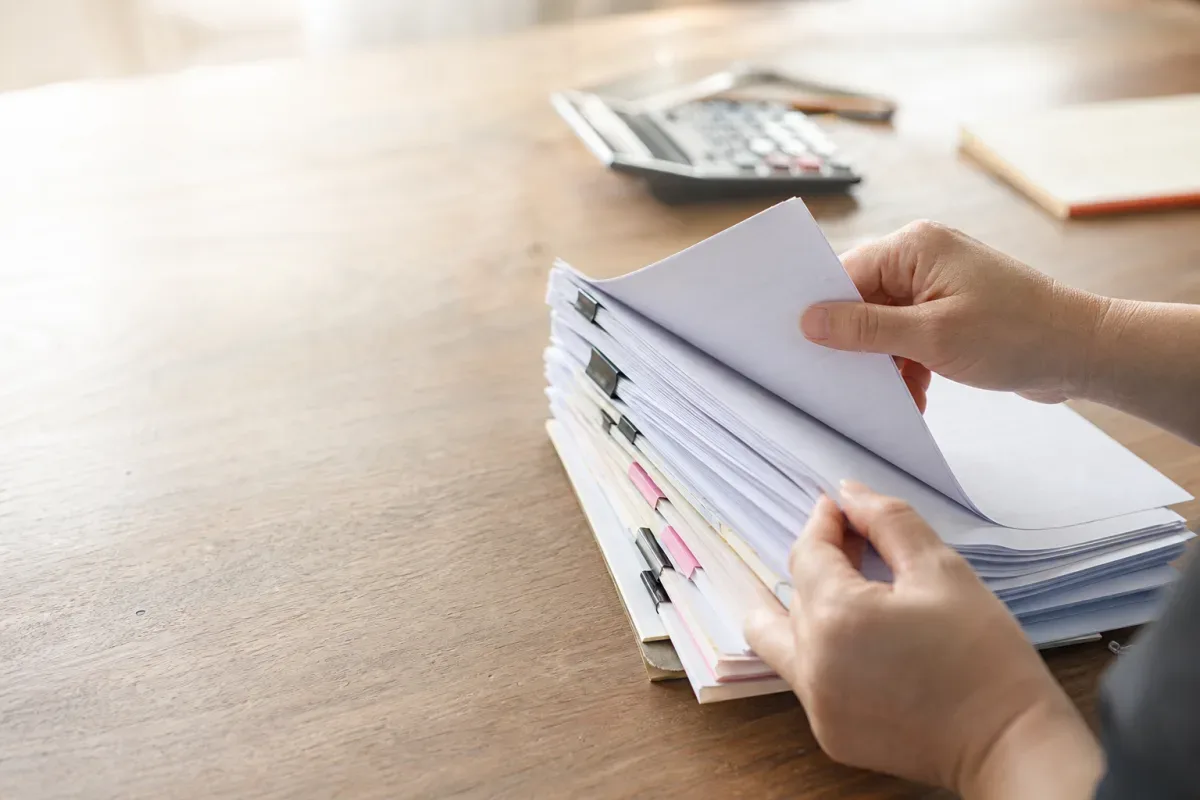 Bàn gỗ có bản di chúc và Giấy chứng nhận nhà đất