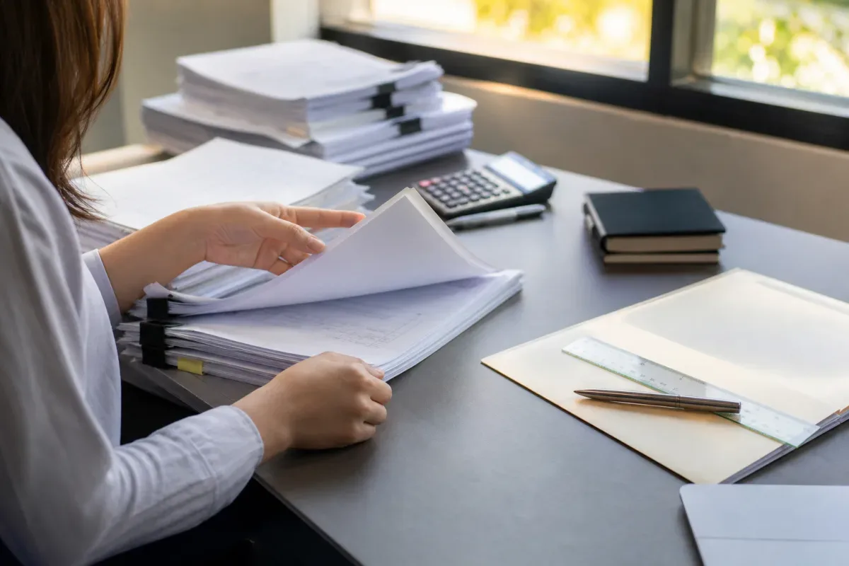 Người dân kiểm tra hồ sơ thừa kế nhà đất tại cơ quan đăng ký đất đai