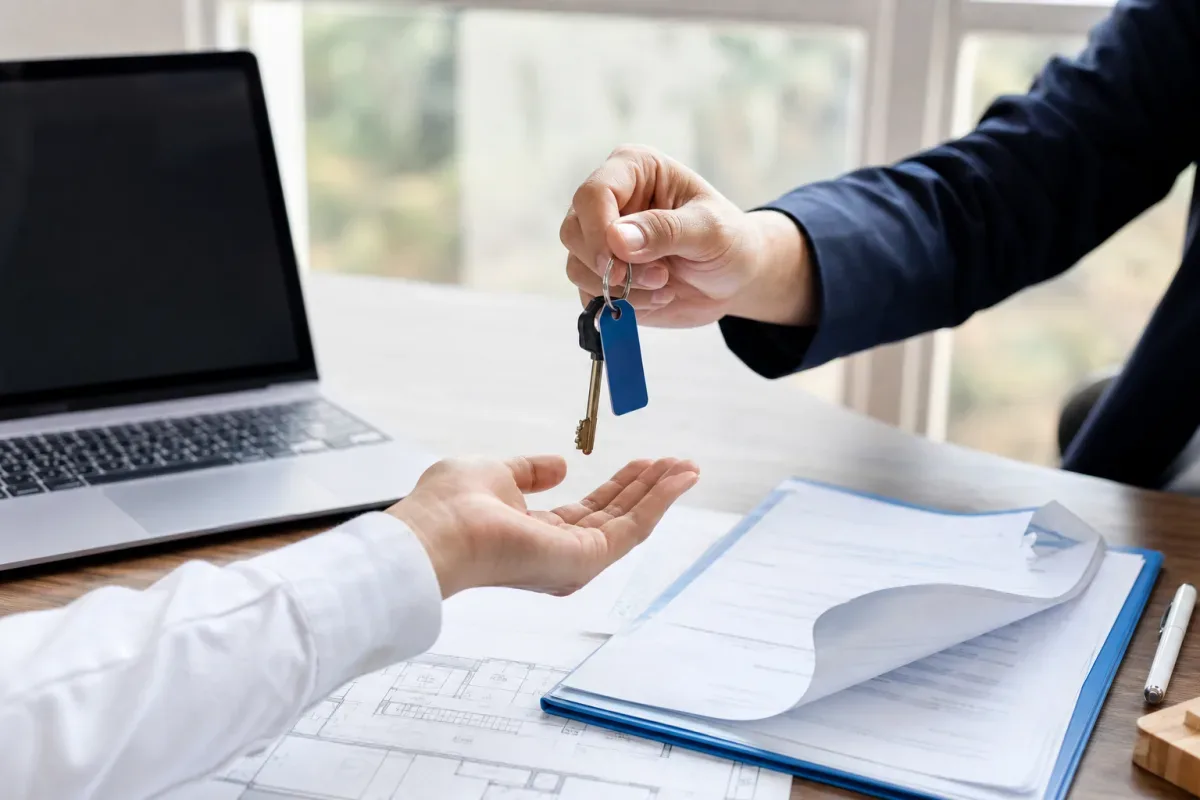 Bàn giao căn hộ với chìa khóa thẻ ra vào và biên bản phối cảnh minh hoạ
