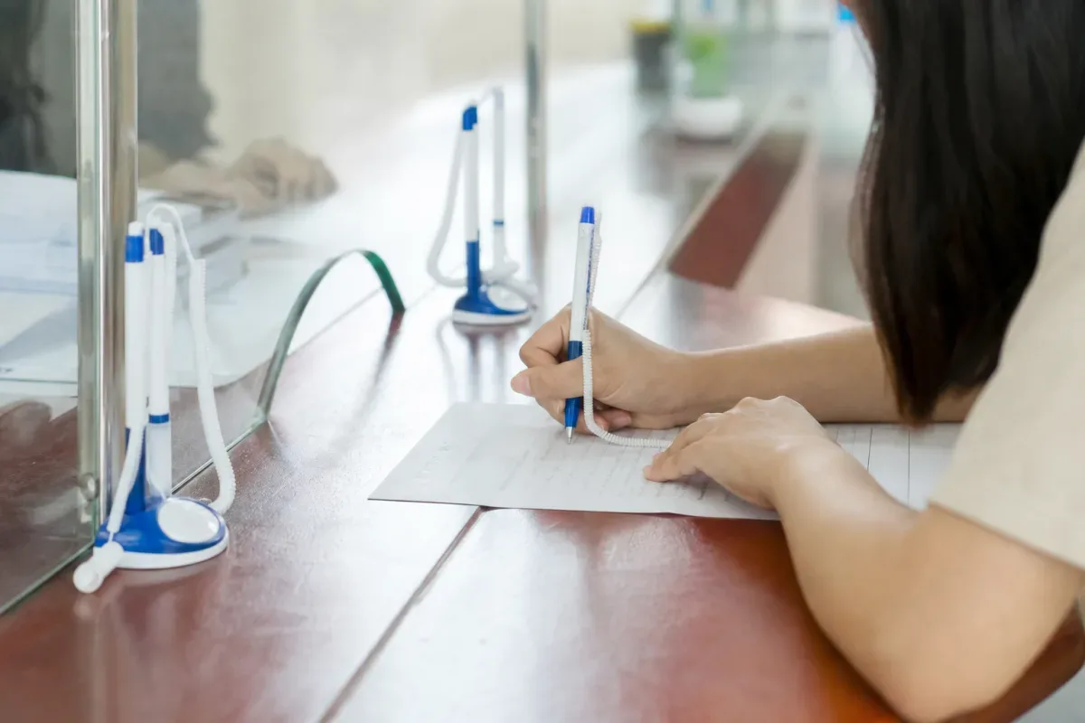 Người dân điền đơn đăng ký biến động tại quầy tiếp nhận hồ sơ