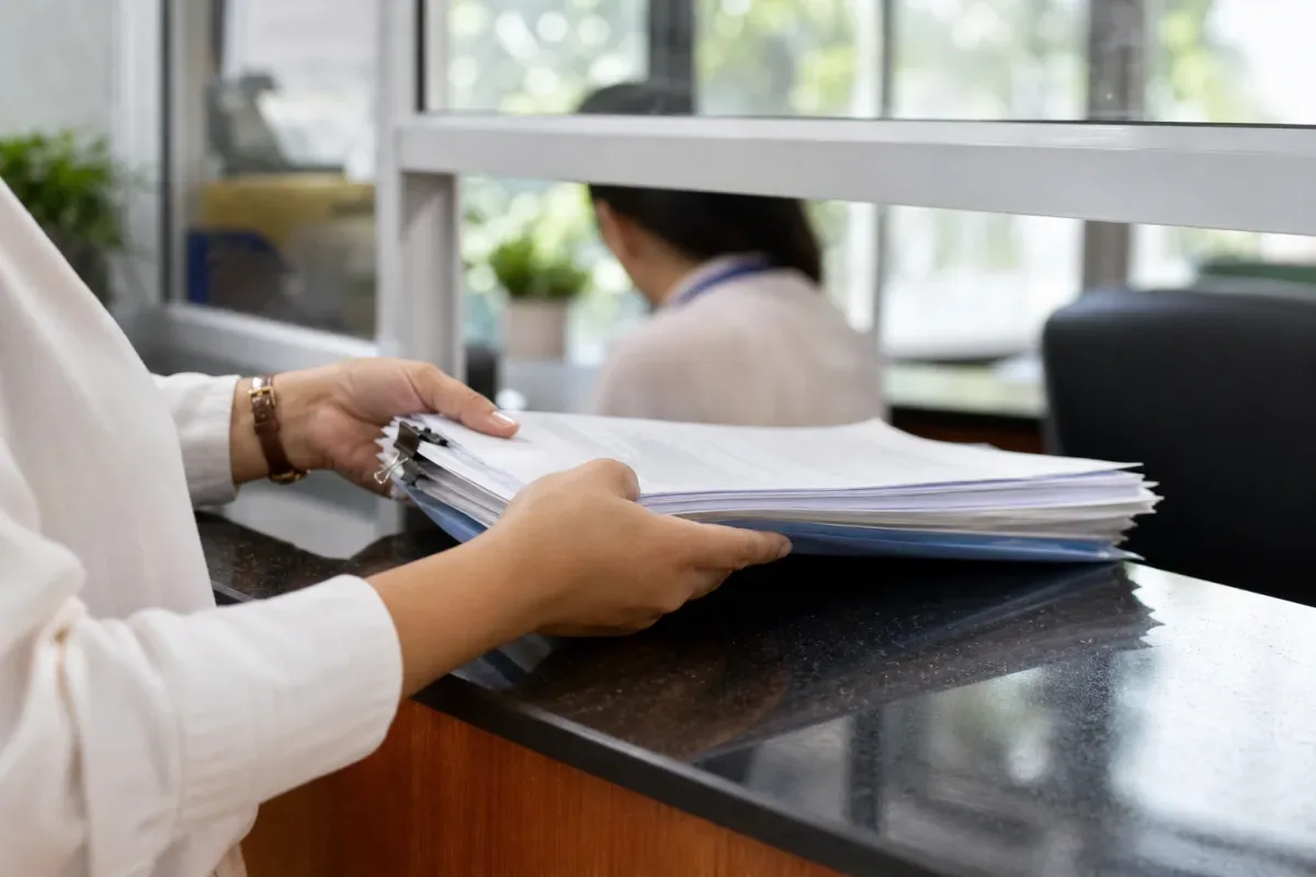 Người đại diện nộp hồ sơ nhà đất tại quầy tiếp nhận thủ tục